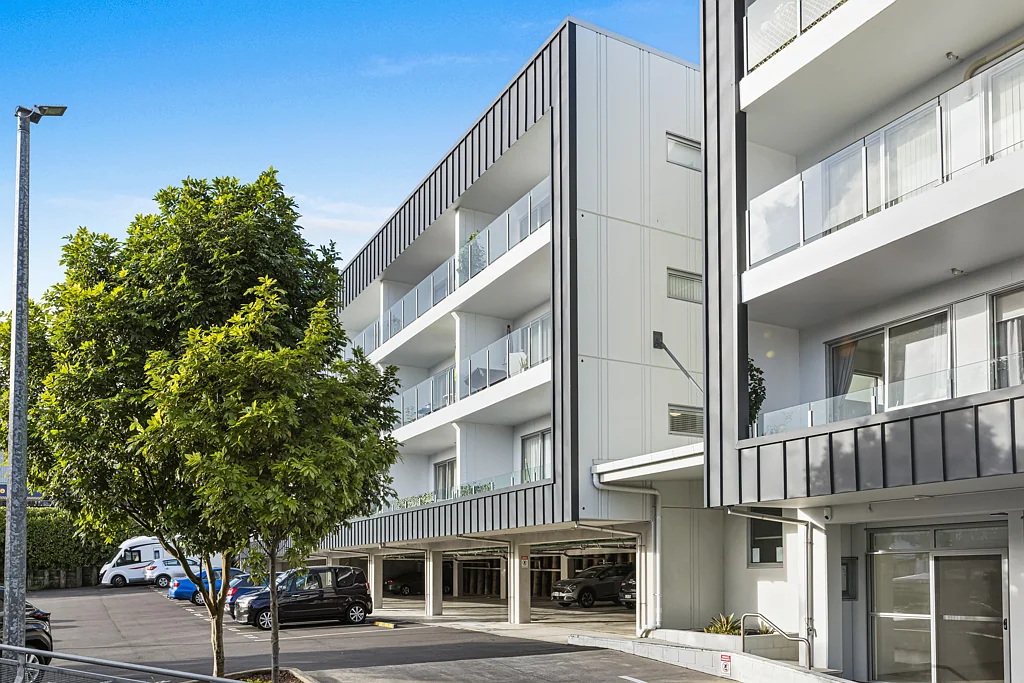 Stanmore Bay 2房  Sun-Soaked Living in the Heart of It All!