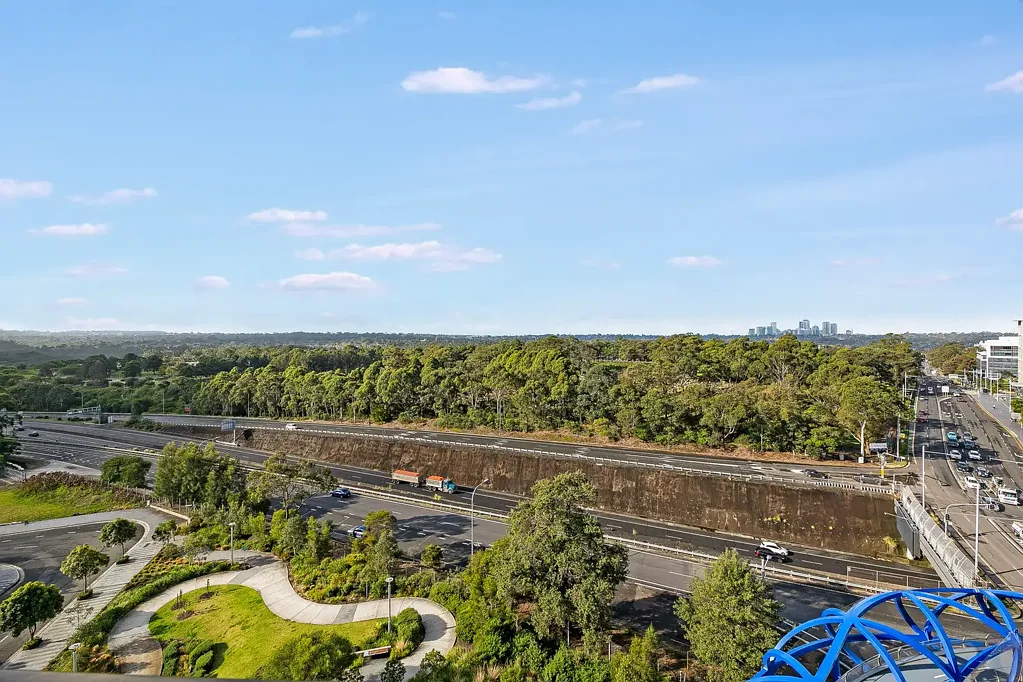 Macquarie Park Macquarie Park核心 地段优越 现代公寓 简约厨房 燃气灶 大理石背板 宁静卧室 私人阳台 壮丽景色 全屋地板 管道冷暖 集成报警 安全舒适 Sophisticated Urban Oasis| Investment Opportunity| Positive Rental Return