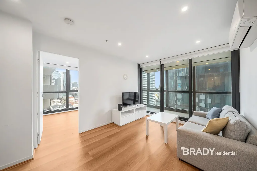Melbourne 2房 现代 Melbourne Sky 住宅，带翻新地板及城市景观 Modern Melbourne Sky Residence with Renovated Flooring & City Views