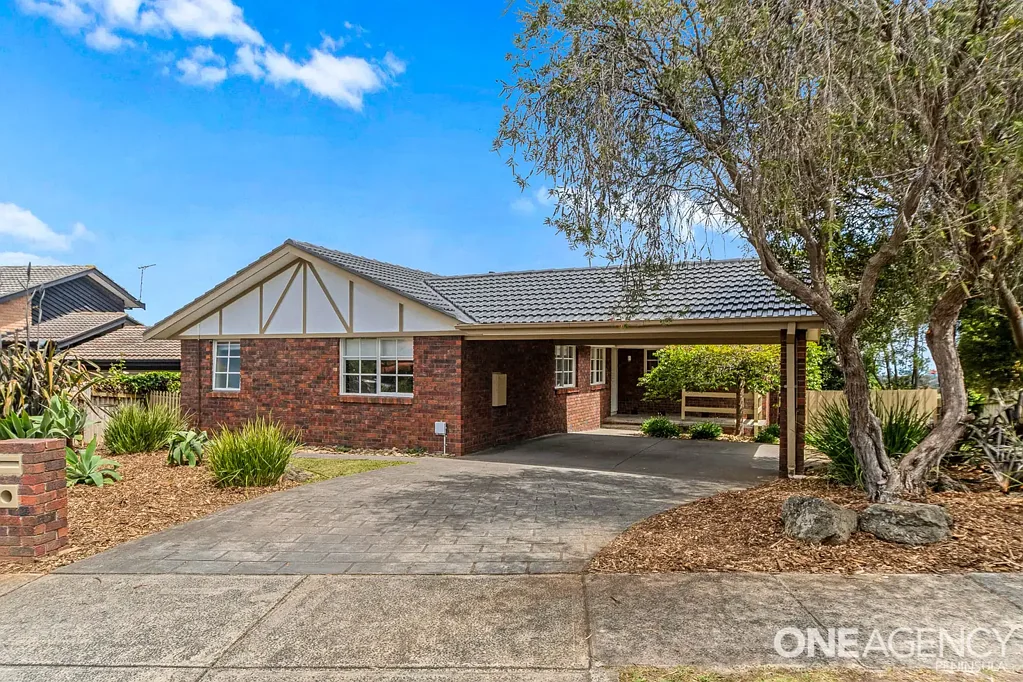 Frankston South 4房 精心翻新四卧  主卧带步入式衣帽间  全新中央厨房  私密覆盖式户外区  海湾景观  邻近Derinya小学  保护区与海滩之间 Hillside Living, Designer Finishes, Bay Views