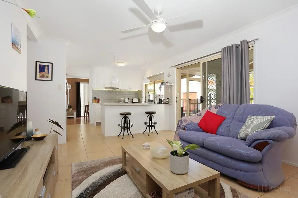 Coombabah 5ਬੈੱਡਰੂਮ Stylish Two Storey Freestanding Home in the sought-after Runaway Lagoons