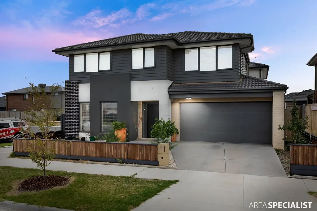 Stunning Home in the Desirable Alamanda Estate!