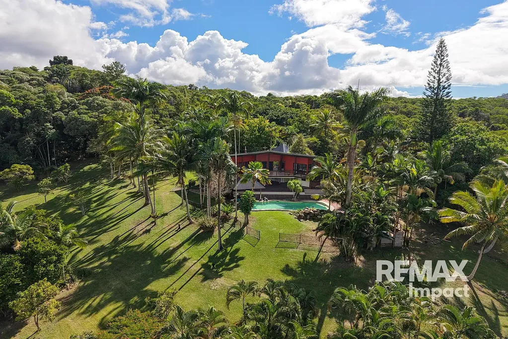 Julatten 8房  Secluded Rainforest Retreat Offering Outstanding Income Opportunity