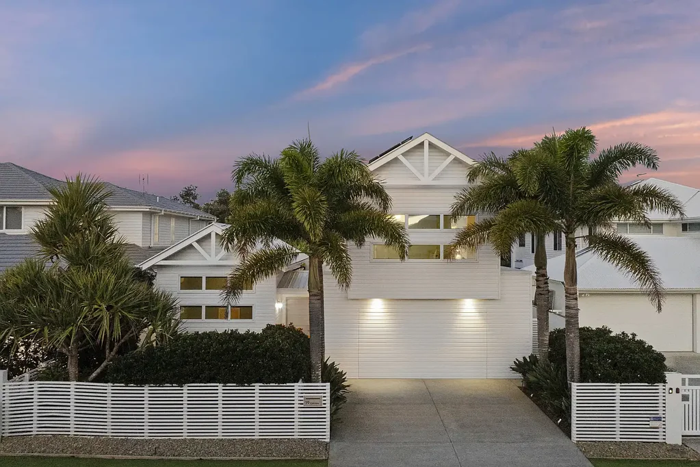 Kingscliff 5कमरा Modern Hamptons-Inspired Beachfront Residence in a Premier Kingscliff Position