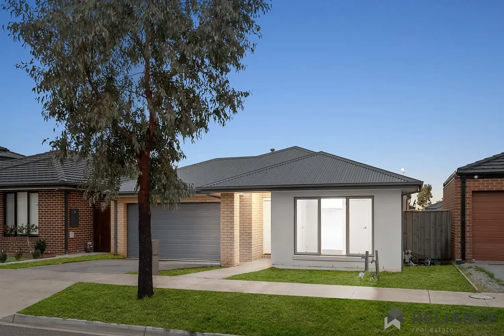 Manor Lakes 4 Bedroom Modern Family Living in Prime Manor Lakes Location!