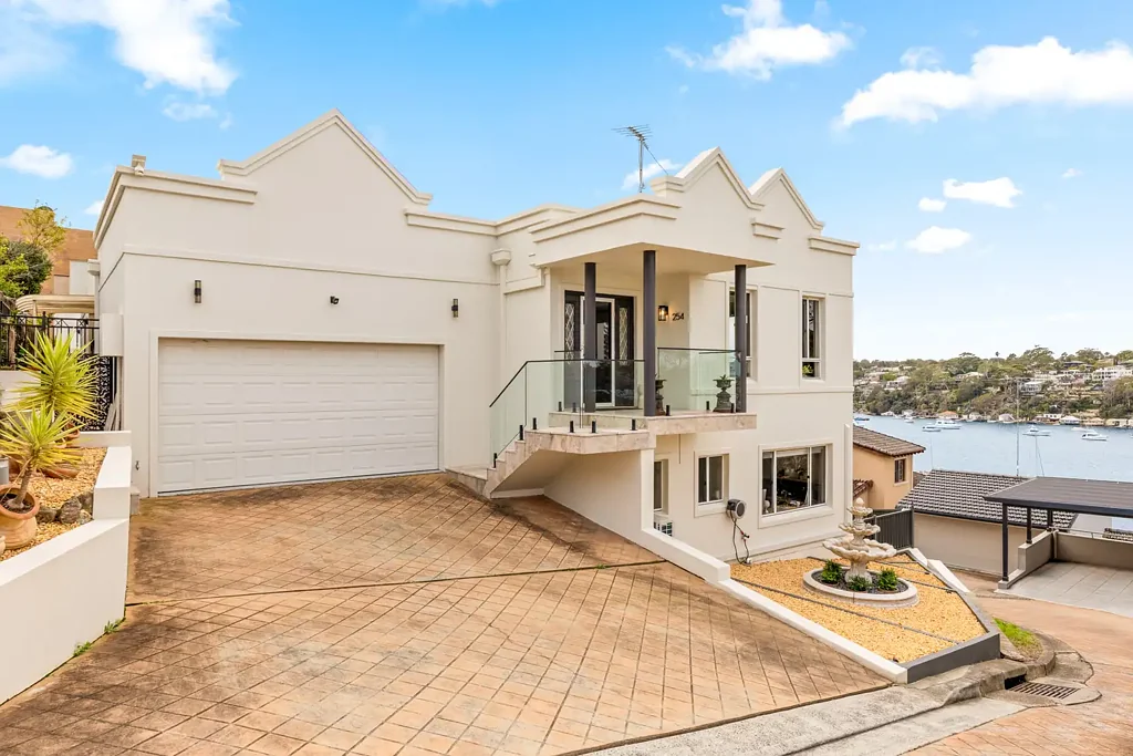 Yowie Bay 5 Slaapkamer Expansive Family Living with Sweeping Water Views and Deep Waterfront Facilities