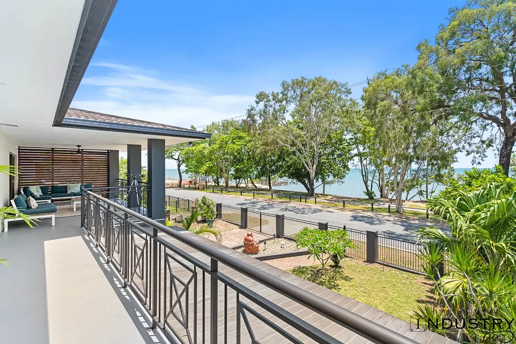 Holloways Beach 5ਬੈੱਡਰੂਮ Beachfront Brilliance | Dual Living Opportunity