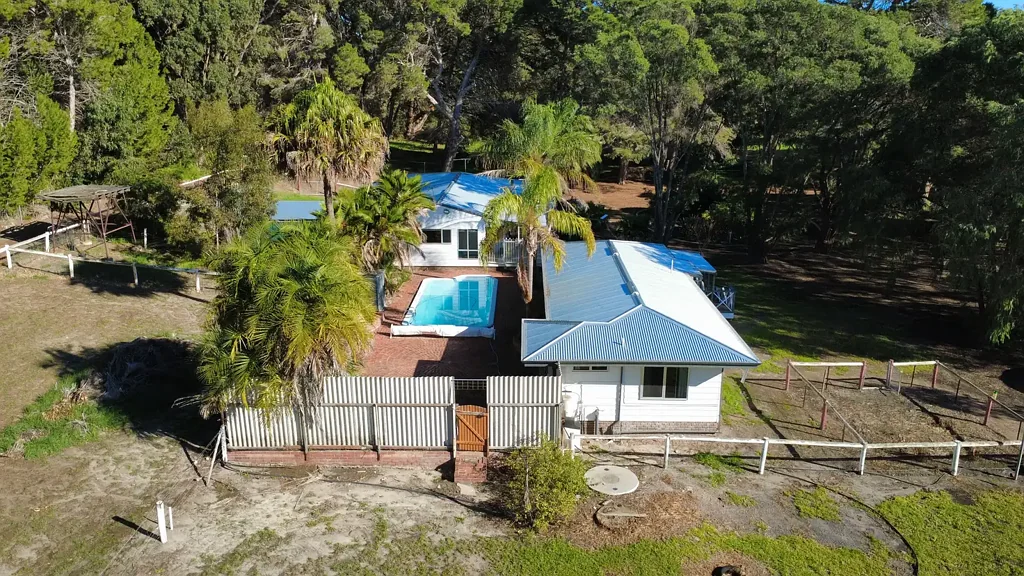 Pink Lake 5ਬੈੱਡਰੂਮ Tranquil Rural Living Meets Suburbia - 1.9 Hectares on Longbottoms Lane