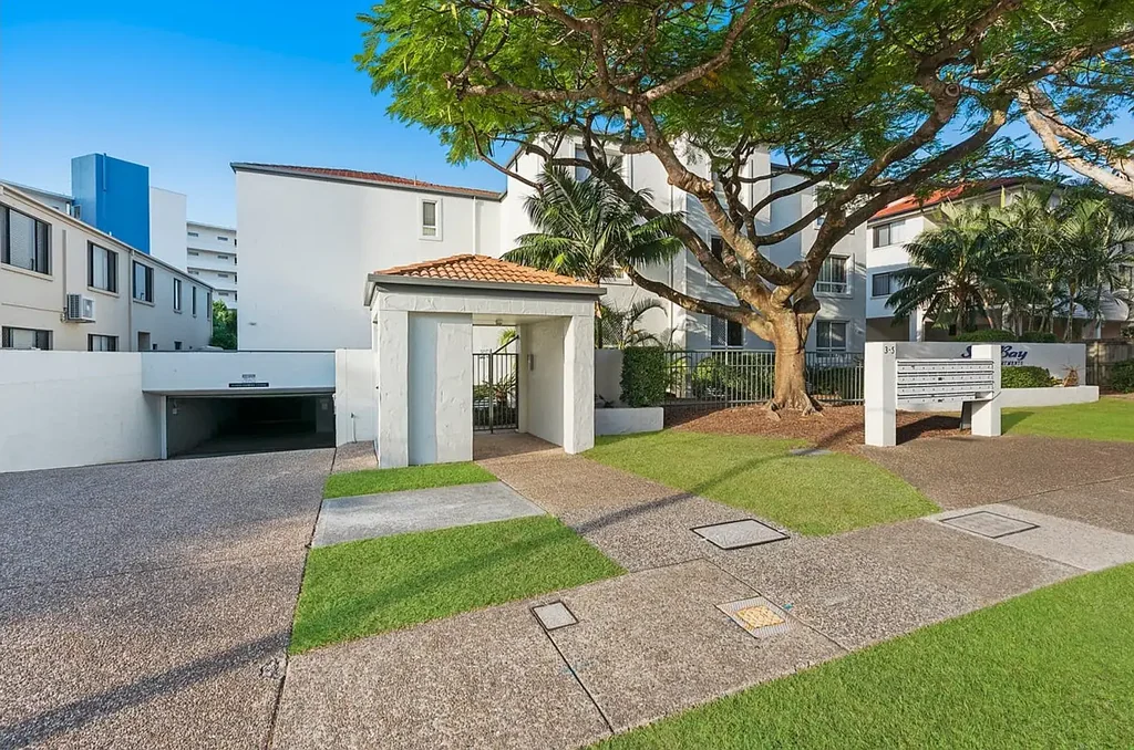 Broadwater Side Apartment! Fantastic CBD Location!