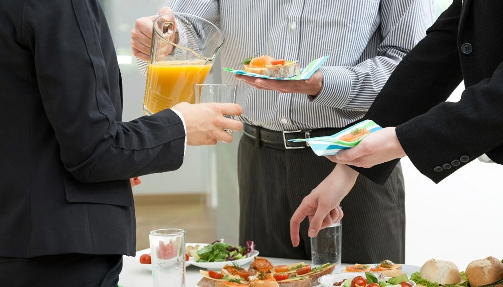 新西兰公务员拿着纳税人的钱吃自助餐,这家餐厅却免费供应食物
