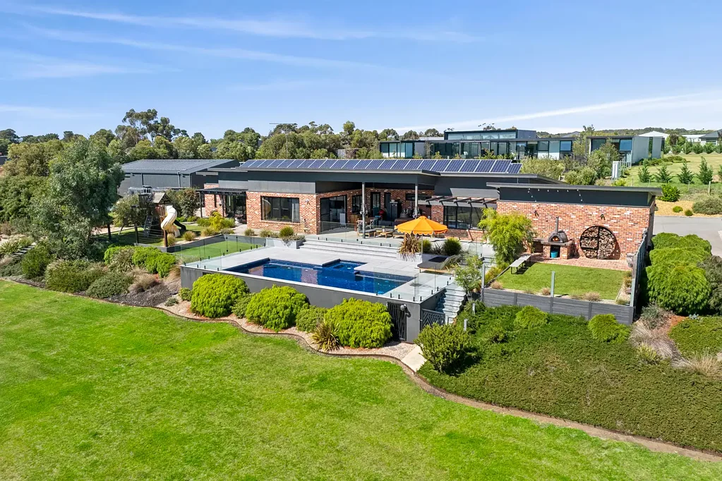 8 Dinnys Lane, Batesford, VIC 3213