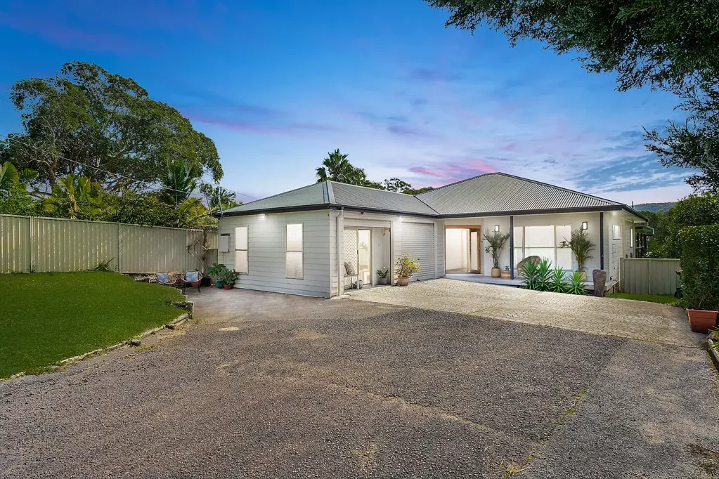 Forresters Beach 5房  Large home with stunning rear vista