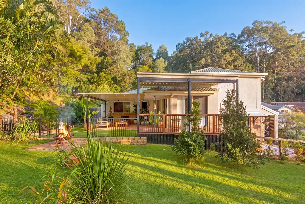 Elanora 3 Slaapkamer IMPECCABLE PARKSIDE LIVING - NATURE AT YOUR BACK DOOR!