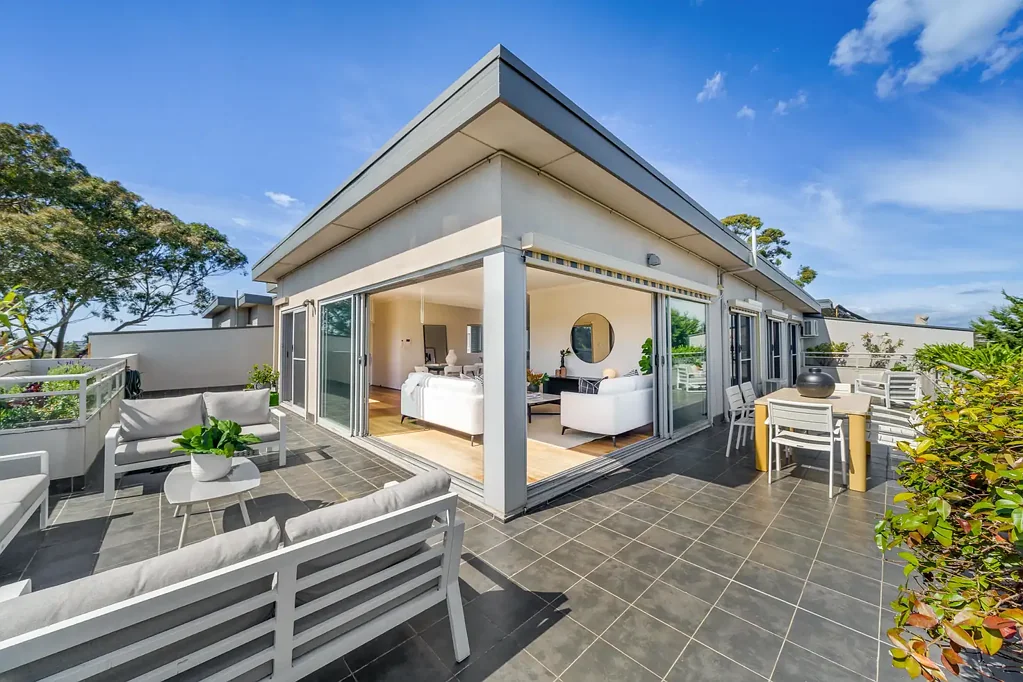 Petersham 3Kwarto 207 sqm sun-drenched top floor apartment
