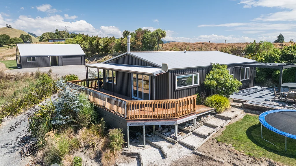 Brightwater Very smart home with extra garaging and studio