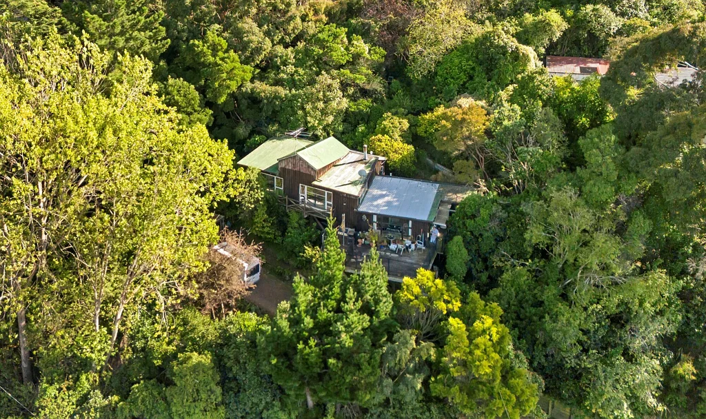 Governors Bay 3房  Entry Level Governors Bay with Potential!