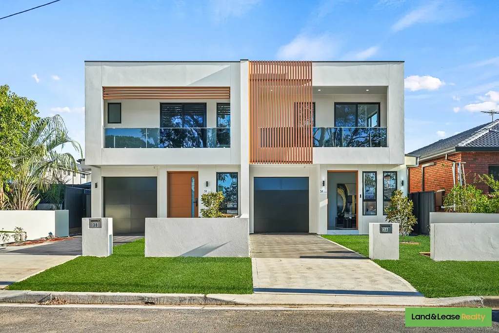 Minto 5Phòng ngủ Brand New Home with Self Contained Studio. Walk to Minto Train station