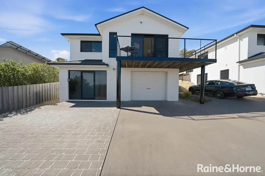 2/654 Oceana Drive, Tranmere, TAS 7018