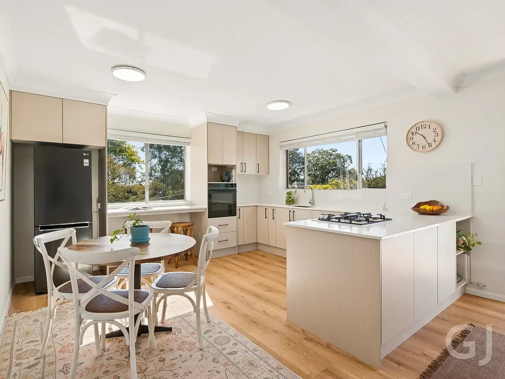 Lutwyche 2房 翻新公园旁公寓，绿意盎然 Renovated Parkside Apartment with a Leafy Outlook