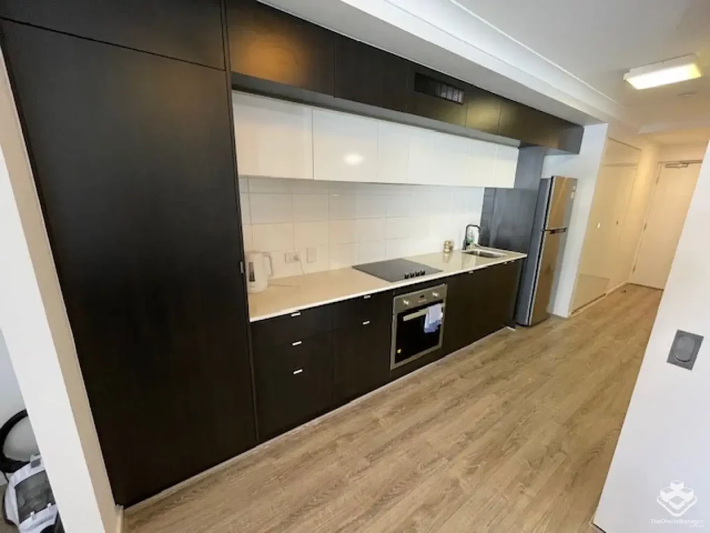 Furnished spacious 1 bedroom + study + underground parking, 500 m from Westfield shopping mall