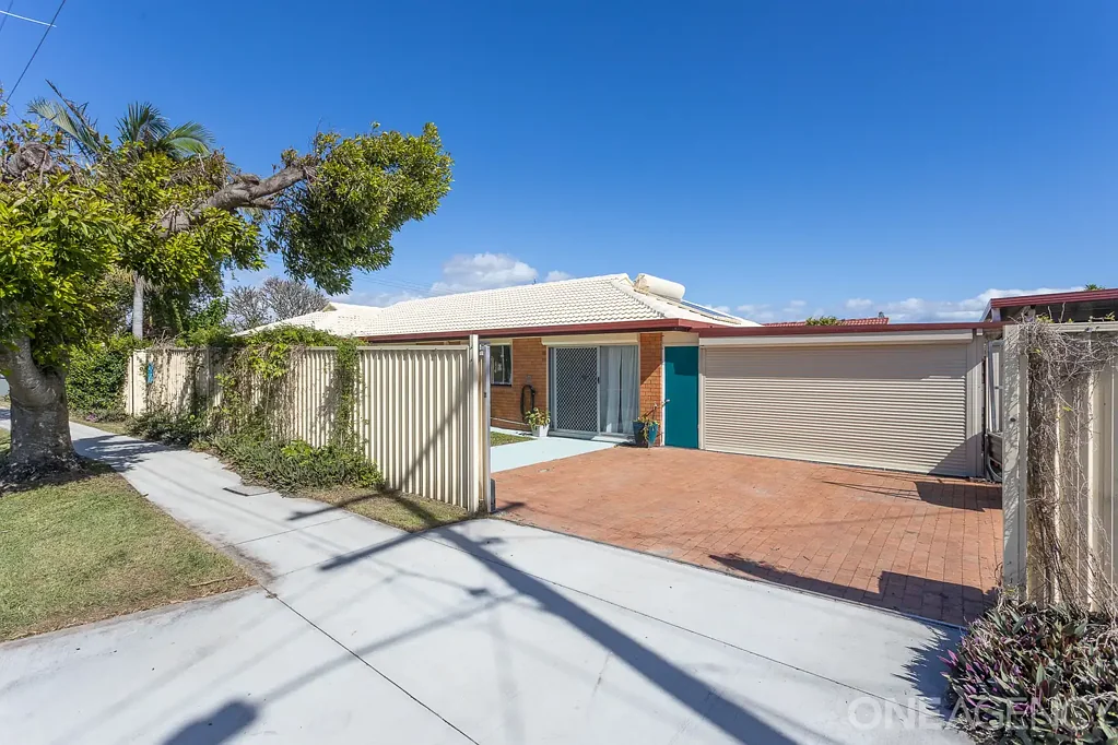 Redcliffe 3Moenga Lowset Brick & Tile Home on Corner Block – Big Shed, Double Enclosed Carport & Heaps of Parking!