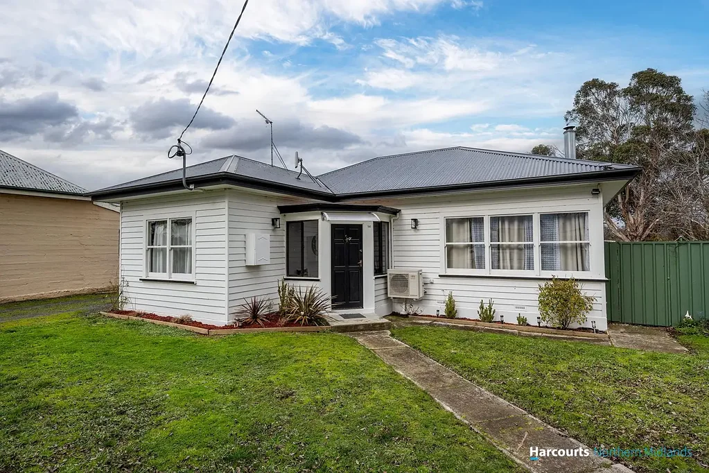Ross 3ਬੈੱਡਰੂਮ Charming Village Home with Modern Comforts