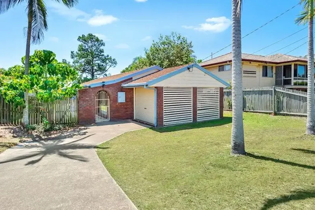 4 BED FAMILY HOME - WALK TO SHOPS, SCHOOLS & PARKS