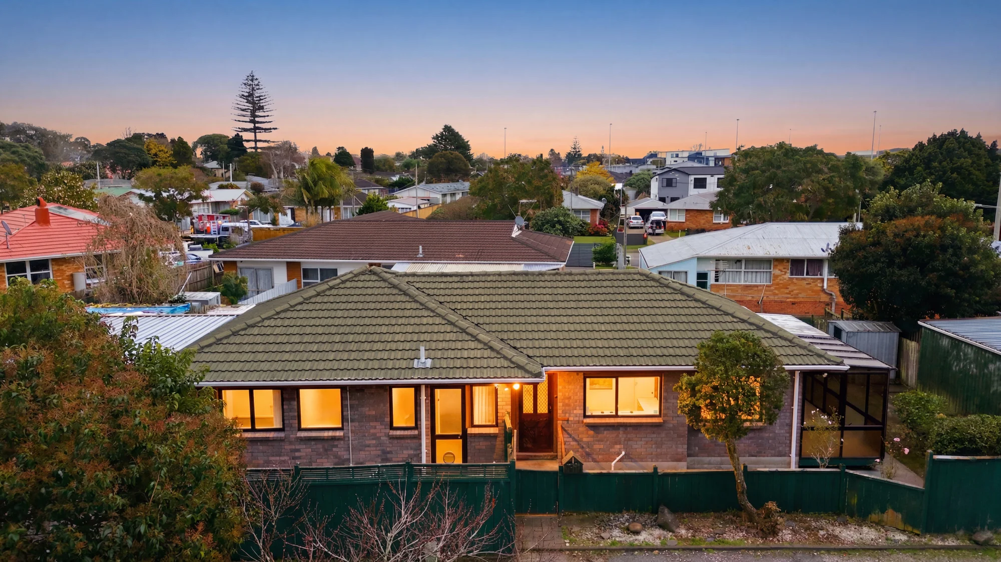 Mangere East 2房 全新翻修优居典范,便利生活一步到位 Renovated Family Gem with Unmatched Convenience