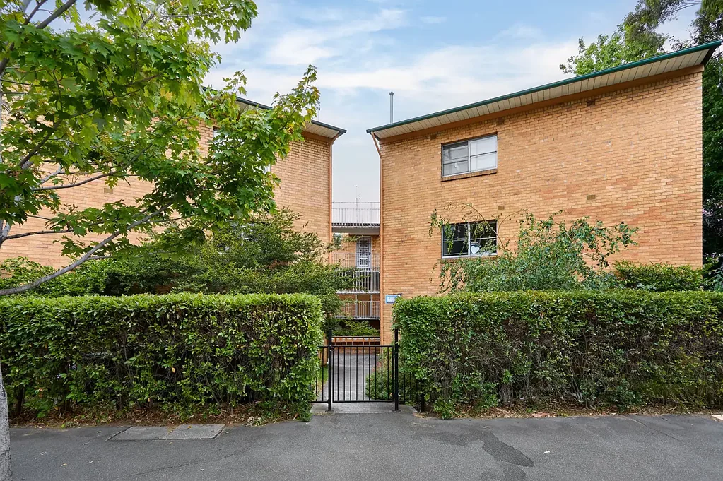 North Melbourne 3房 三卧两卫顶层公寓 现代厨房燃气灶 洗碗机 私人阳台绿景 步行医院学校 电车市中心 近新火车站 咖啡馆餐厅云集 小学学区 大学高中区 Renovated Comfort in Leafy Surrounds