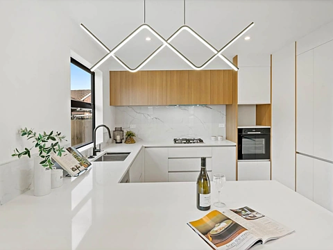 Point Chevalier 3房  Discover Your Dream Home at 53 Alberta Street!