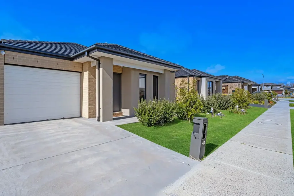 Narre Warren South 3房 现代生活触手可及 开放式生活空间 现代化厨房 主卧带步入式衣帽间 低维护庭院 随时可入住 PERFECT  3 YEARS OLD HOUSE  FOR FIRST HOME BUYERS ,INVESTERS OR FAMILIES .