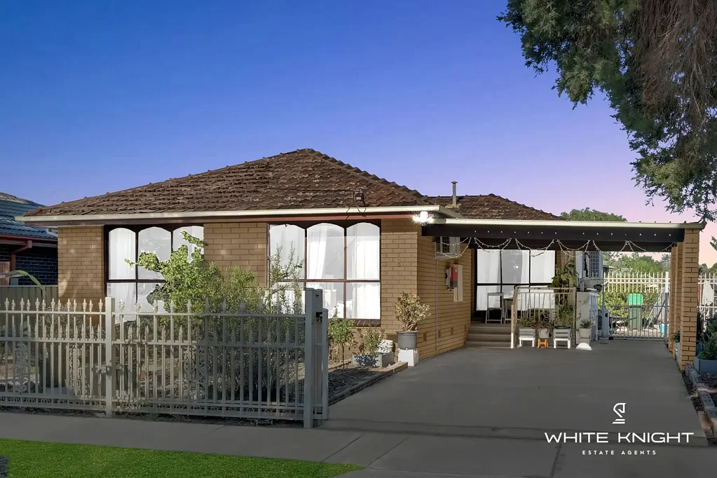 Albanvale 3Phòng ngủ Neat, Spacious & Perfectly Positioned – Perfect First Home or Investment Opportunity!