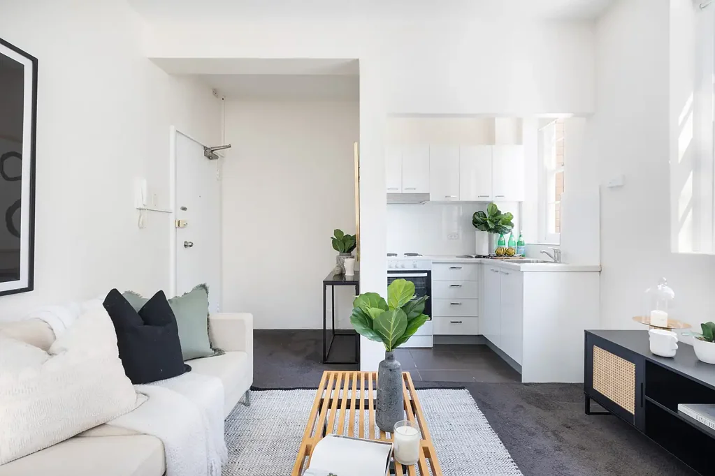 Darlinghurst 1房 艺术装饰风格住宅 保存完好建筑细节 街角位置阳光充沛 独立厨房套间浴室 邻近Hyde Park CBD 咖啡馆精品店环绕 Ideal entry-level buying / quality Art Deco style