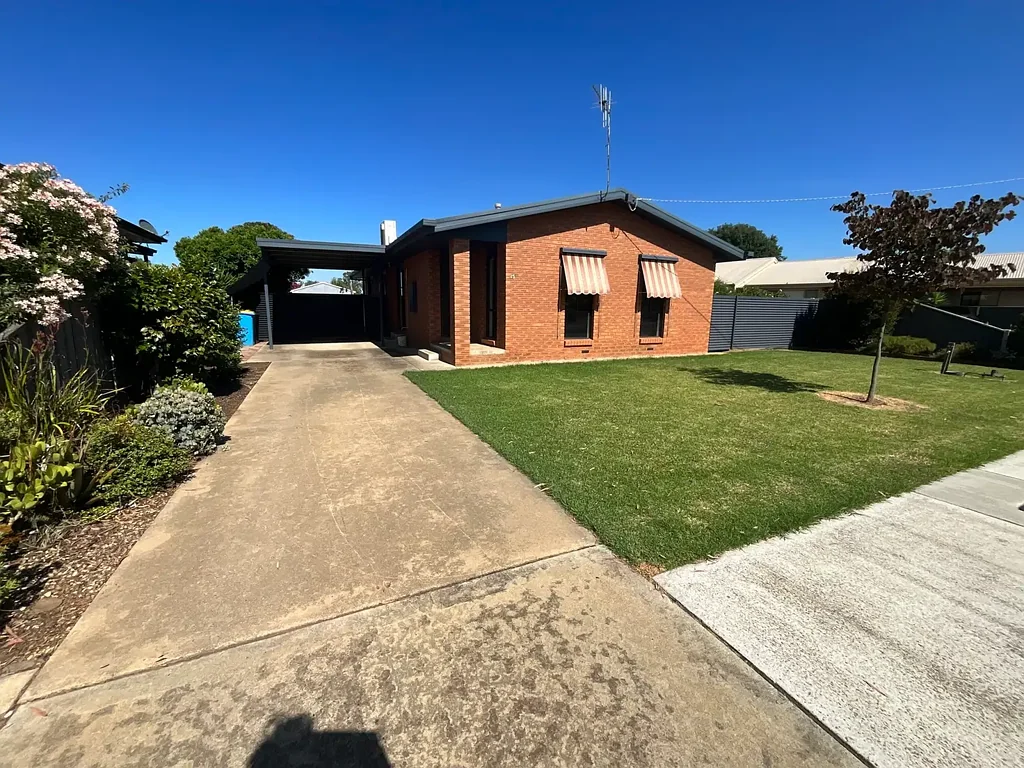 Charming 3-Bedroom Home in a Prime Location – A Must-See