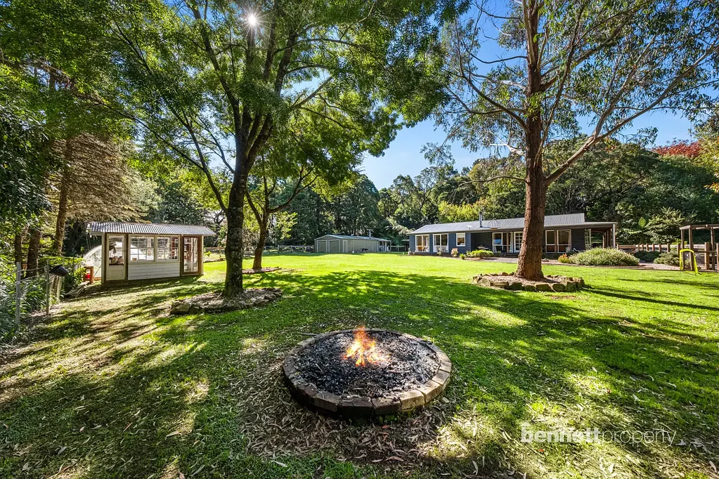 Mount Tomah 3房 5英亩地块 私密风景如画 三卧书房 现代舒适 更新厨房 高天花板 独立工作室 双车库 车棚 比萨烤箱 蔬菜园 果树众多 静谧死胡同 距花园近 5 ACRES – QUALITY TURNKEY HOME + STUDIO – PEACEFUL MOUNTAIN LIFESTYLE