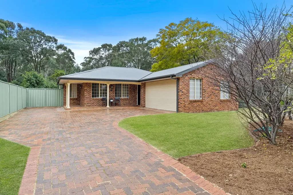 16 Magpie Place, Ingleburn, NSW 2565