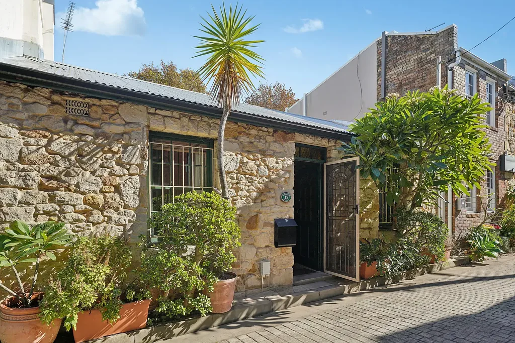Darlinghurst 2房 宁静Woods Lane私宅 126sqm占地 砂岩立面 双前门面 步行CBD餐饮 Charming Terrace Of Exciting Possibilities In Idyllic Inner-City Enclave