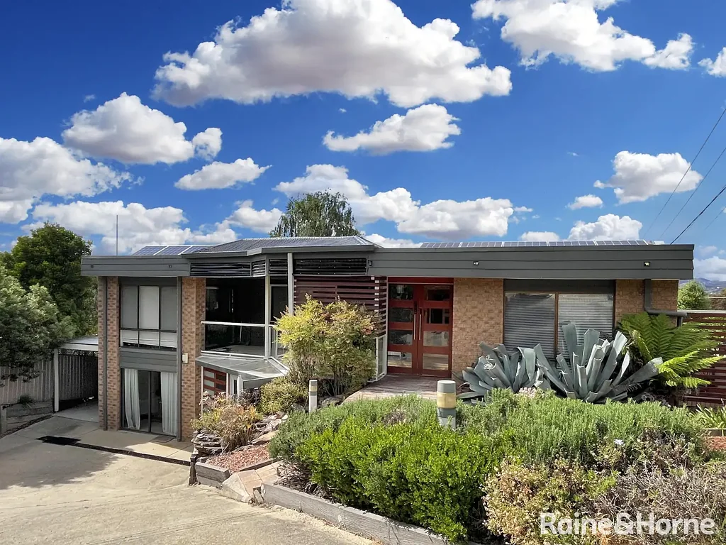 Spacious Family Home In The Desirable Suburb Of Fadden