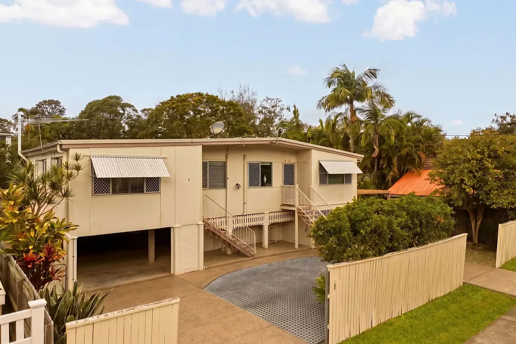 Indooroopilly 7房 多功能双层居住机会，尽享便利生活 Versatile Dual Living Opportunity with Lifestyle Convenience