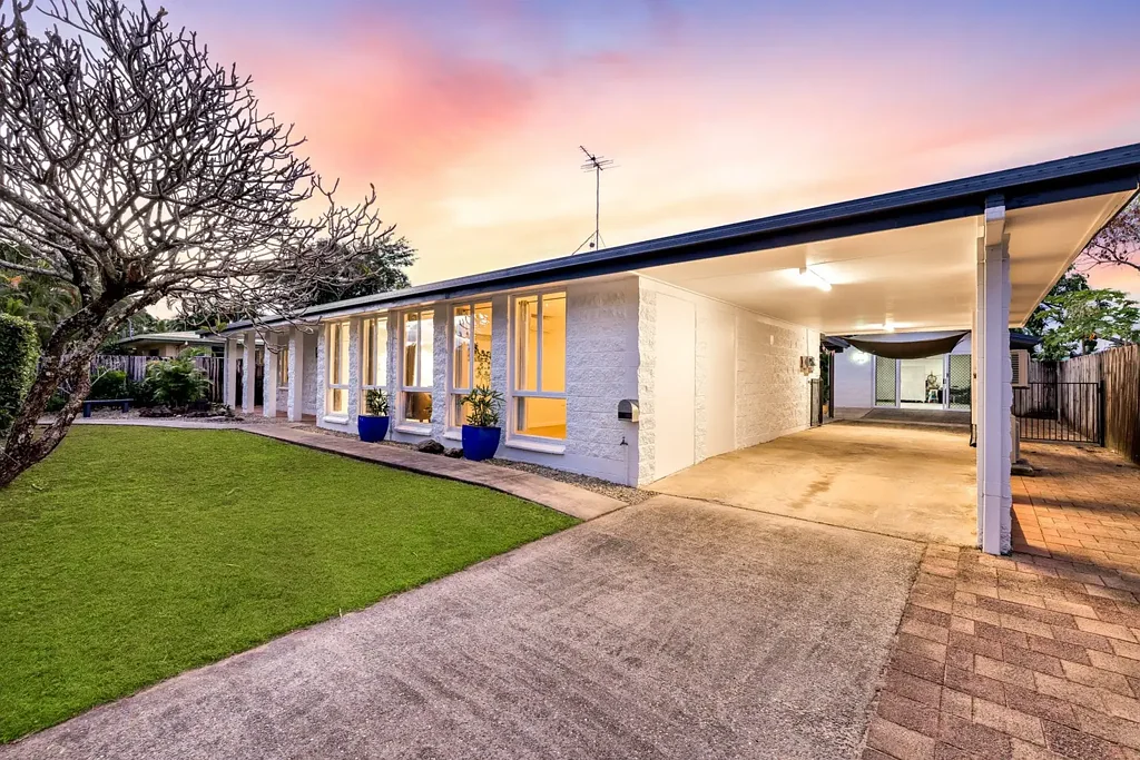10 Hickory Street, Holloways Beach, QLD 4878