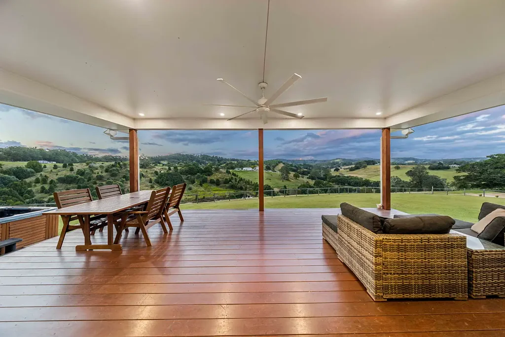 Veteran 3chambre Luxury Acreage Living with Sweeping Rural Views