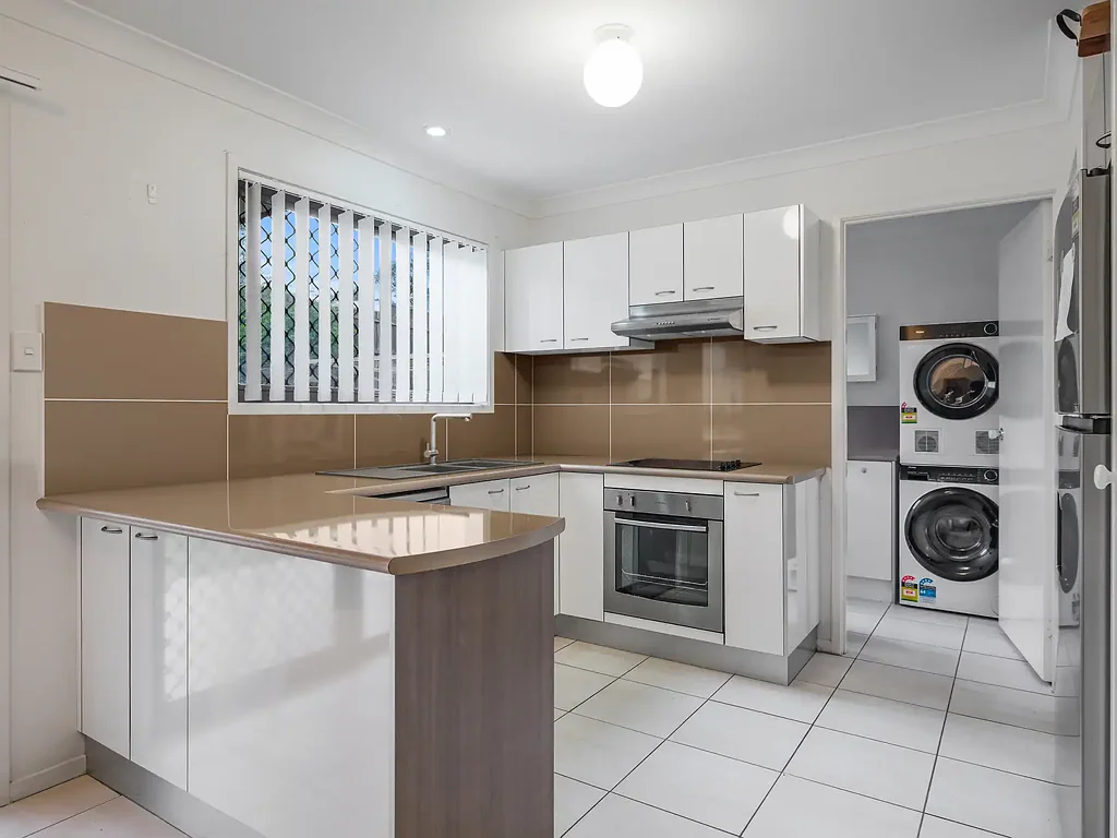 Durack 3房 宽敞后院侧院 现代厨房空调 三卧带套间 社区便利低维护 Modern Townhouse Offering Space, Style & Comfort with Large Backyard & Side yard