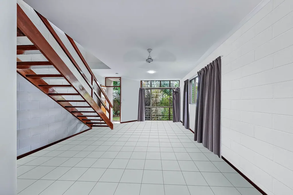 Townhouse Close to Cannonvale Beach!