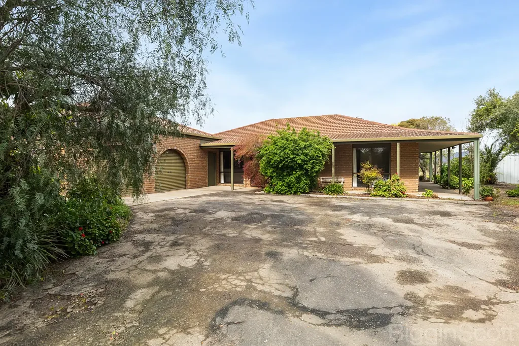 Clunes 3房  Elevated Brick Home with Sweeping Township Views