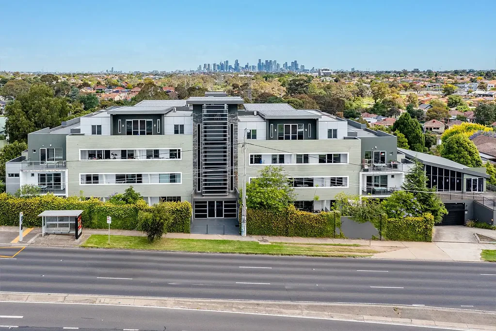 Centrally located apartment on Bell Street.