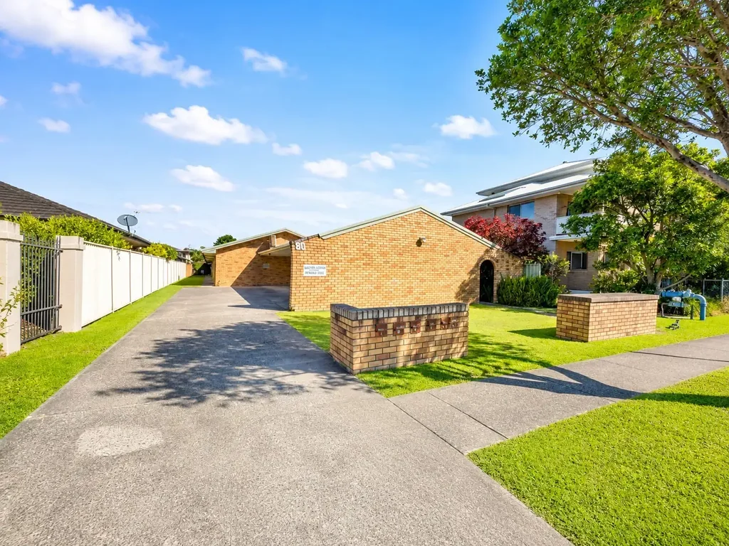 Spacious 2 Bedroom Villa Near Shops
