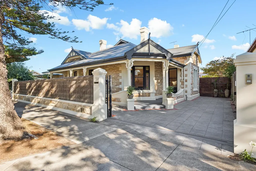 Semaphore 5房  CONTRACTED AT AUCTION BY HAMISH MILL - FAMILY VILLA GRANDEUR WITH A PRESTIGIOUS TICKET TO SHORE