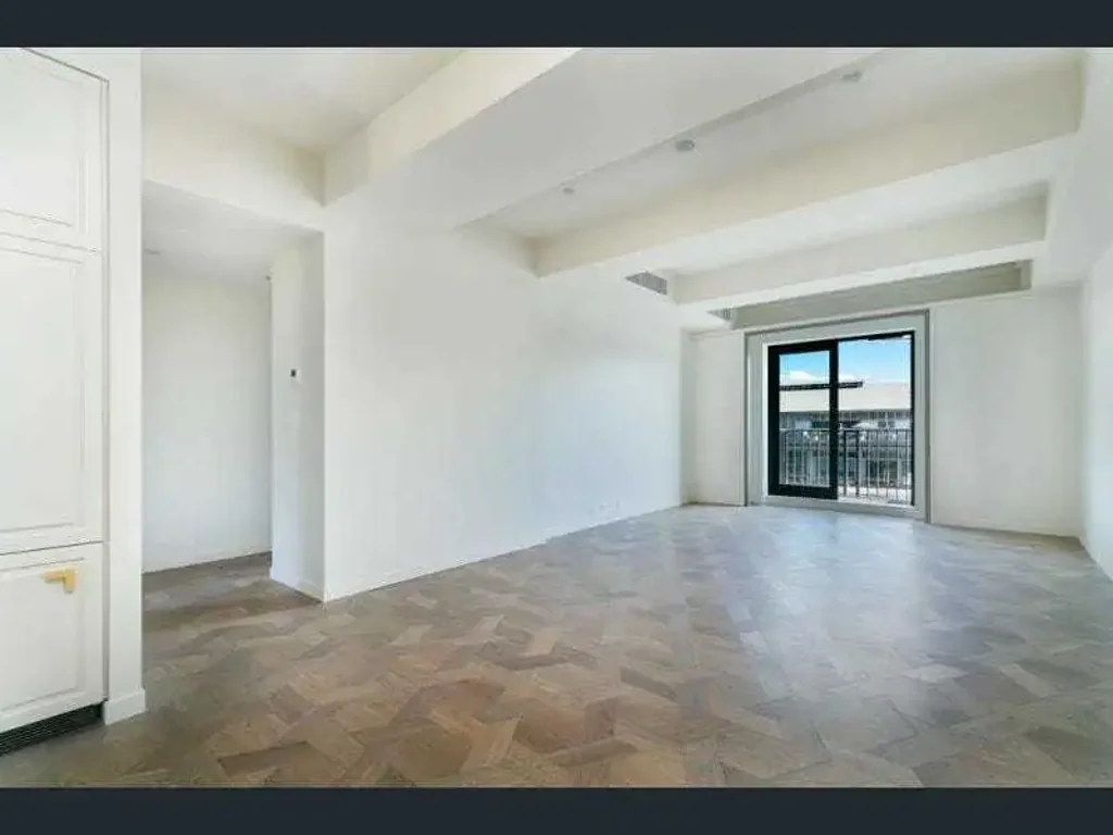 Exquisite 2-Bedroom Luxury Apartment in a Serene Harbourside Setting