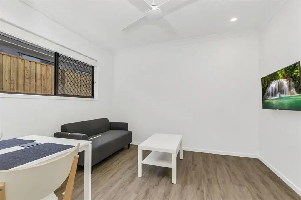 NEAR NEW OXLEY STUDIO UNIT