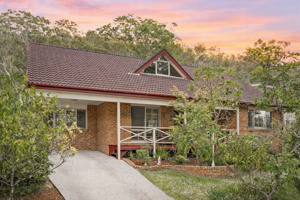 Berowra Heights 5房 宁静地势高 俯瞰平坦草坪 遮盖娱乐区 按摩浴缸 宽敞草坪 室内外流动佳 主卧套间浴室 灵活空间 Spacious Family Living in a Quiet, Private Setting